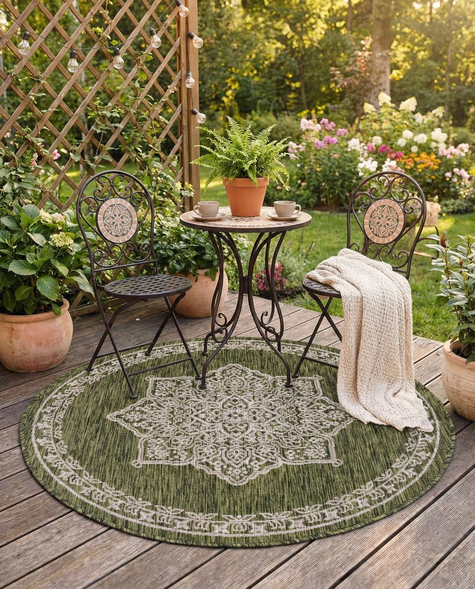4' x 4' Easy-Clean Traditional Indoor / Outdoor Round Rug