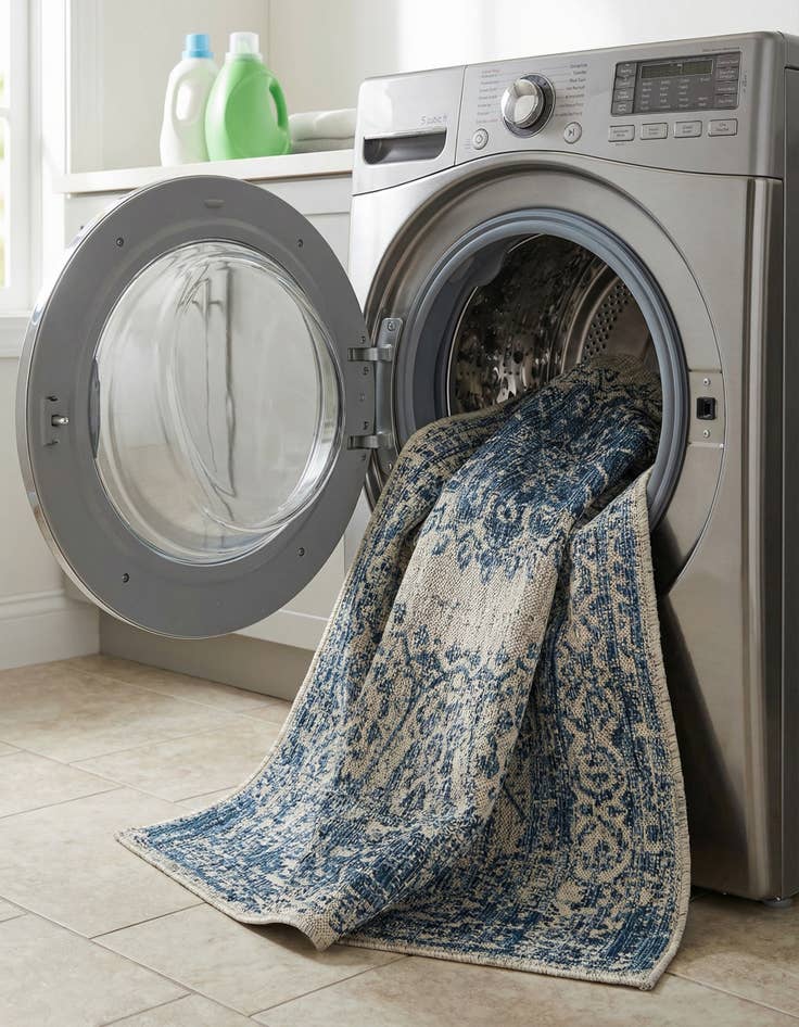 Detail image of  4' x 6'  Washable Traditional Indoor / Outdoor Rug