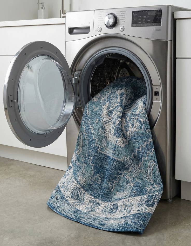 Detail image of 5' 3 x 5' 3  Washable Traditional Indoor / Outdoor Round Rug