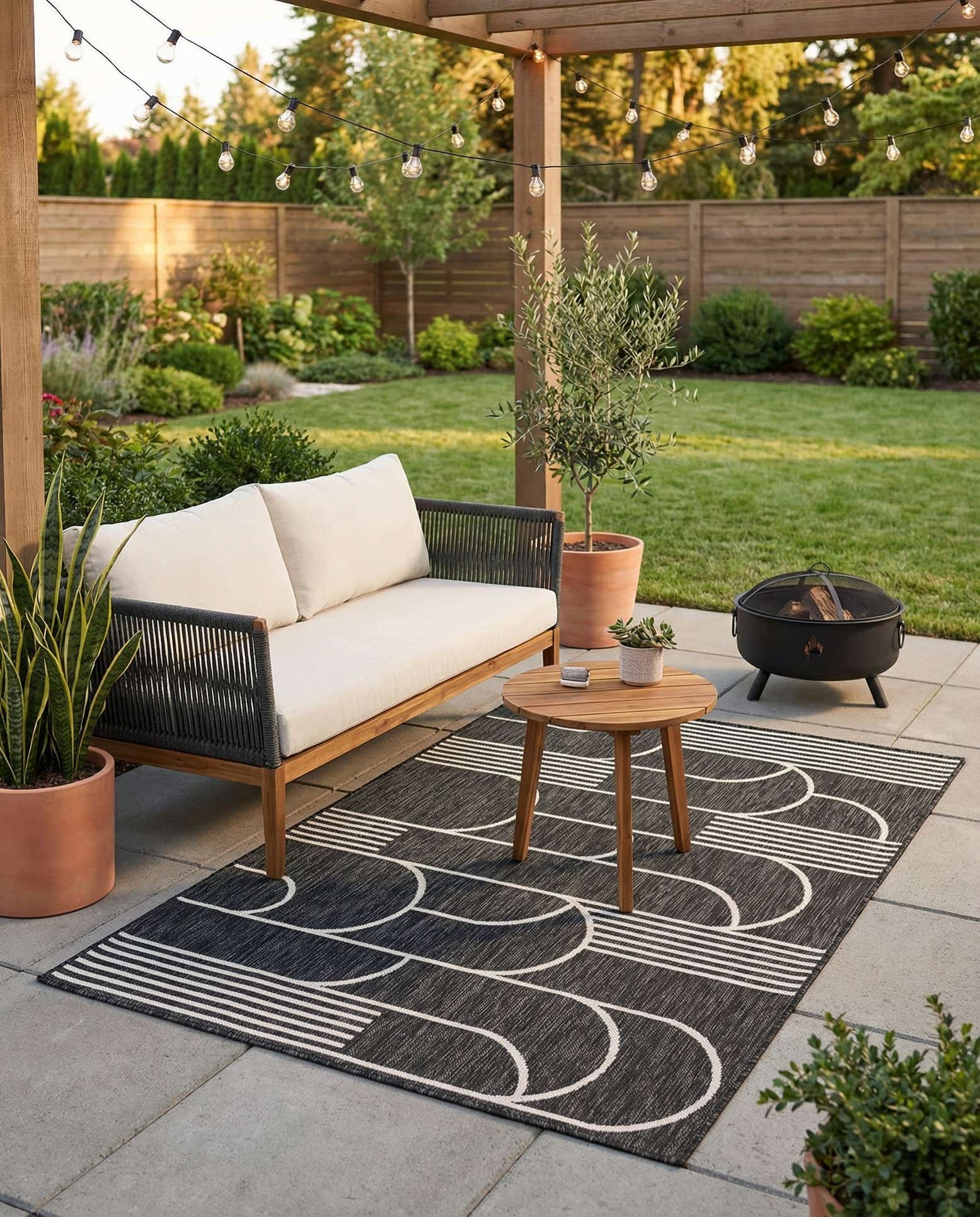 4' x 6' Easy-Clean Modern Indoor / Outdoor Rug
