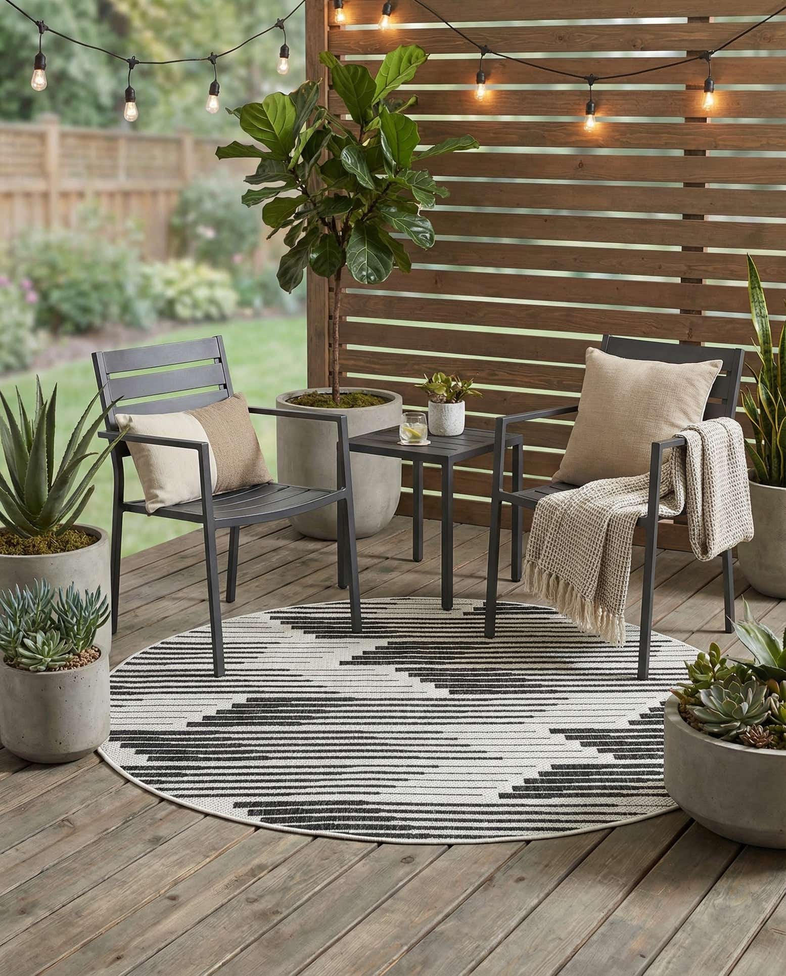 4' 1 x 4' 1 Easy-Clean Modern Indoor / Outdoor Round Rug