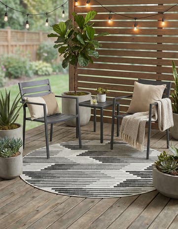 4' 1 x 4' 1 Easy-Clean Modern Indoor / Outdoor Round Rug