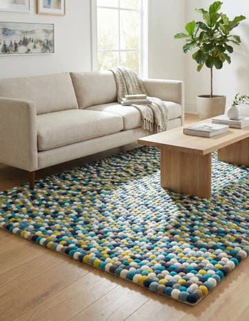6' 1 x 9' Hand Woven Felt Ball Wool Rug