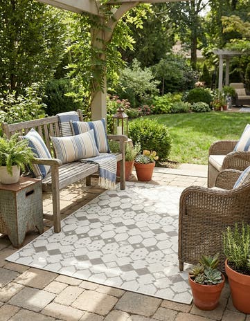Ivory and Gray Easy-Clean Lattice Indoor / Outdoor Rug