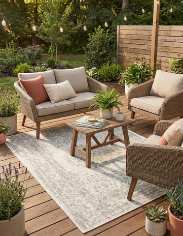 4' x 6' Easy-Clean Traditional Indoor / Outdoor Rug