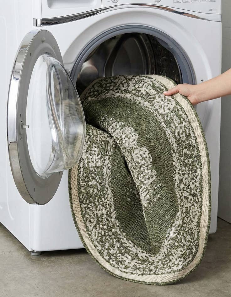 Detail image of  5' 3 x 5' 3  Washable Traditional Indoor / Outdoor Round Rug