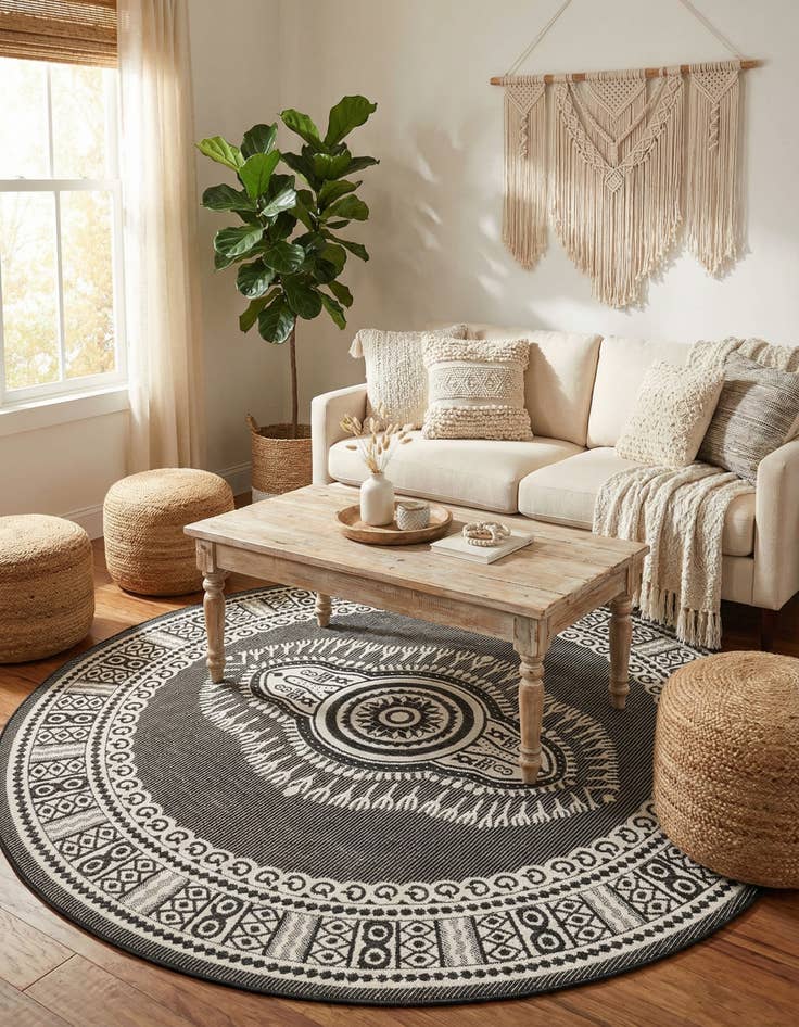 Detail image of 7' 10 x 7' 10  Washable Traditional Indoor / Outdoor Round Rug