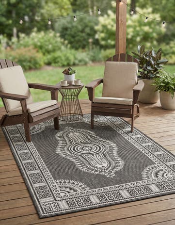 4' x 6' Easy-Clean Traditional Indoor / Outdoor Rug