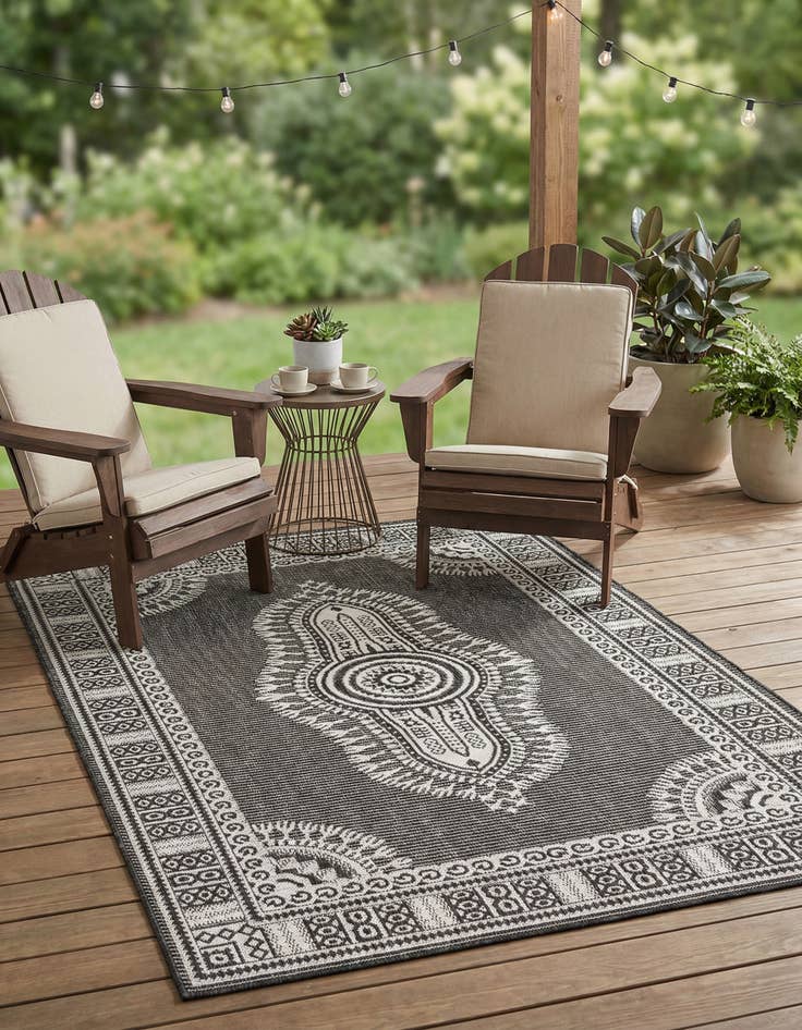 Detail image of 4' x 6'  Washable Traditional Indoor / Outdoor Rug