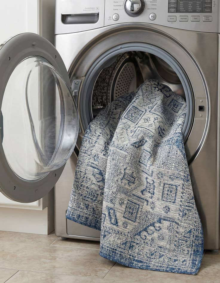 Detail image of 5' 3 x 5' 3  Washable Aztec Indoor / Outdoor Square Rug