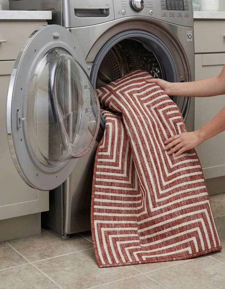 Detail image of  2' x 3'  Washable Modern Indoor / Outdoor Rug