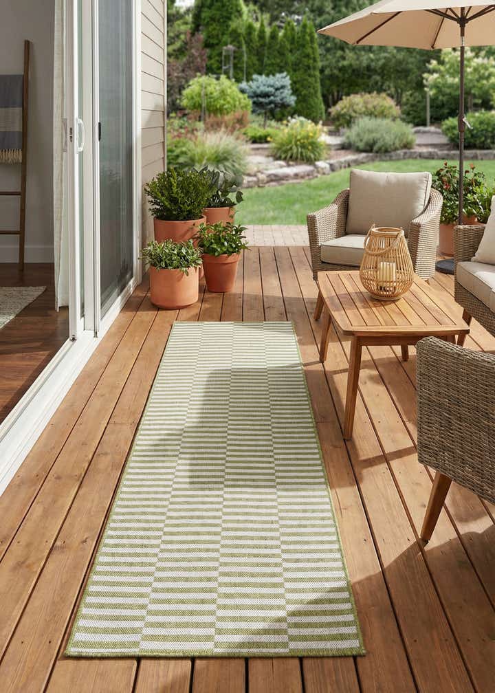 2' 7 x 10' Easy-Clean Striped Indoor / Outdoor Runner Rug