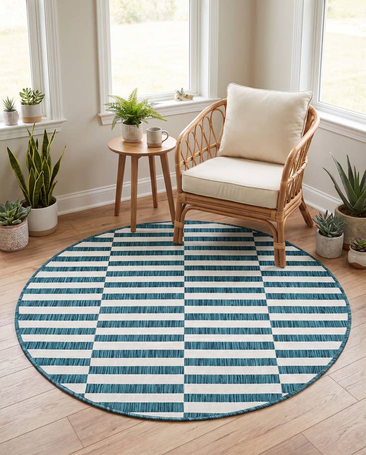 Detail image of 4' x 4' Easy-Clean Striped Indoor / Outdoor Round Rug