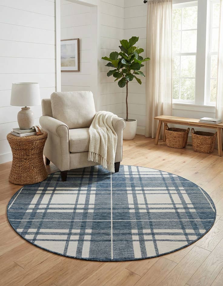 Detail image of 6' x 6'  Washable Checkered Indoor / Outdoor Round Rug