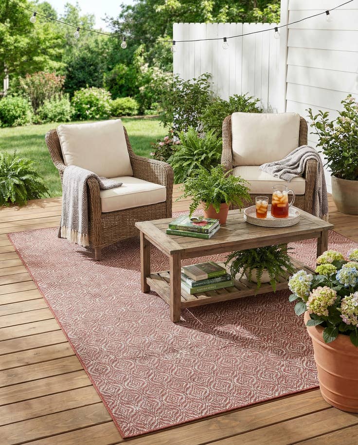 Detail image of 7' 10 x 11' Easy-Clean Trellis Indoor / Outdoor Rug