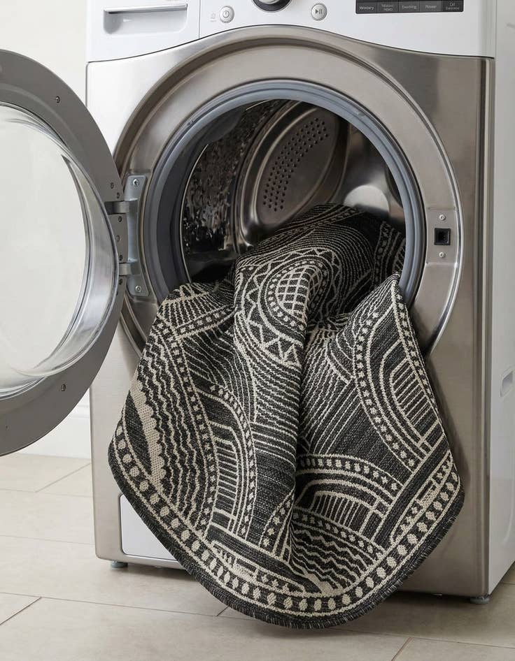 Detail image of  4' 1 x 4' 1  Washable Traditional Indoor / Outdoor Round Rug