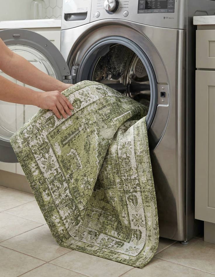 Detail image of 7' 10 x 7' 10  Washable Traditional Indoor / Outdoor Square Rug