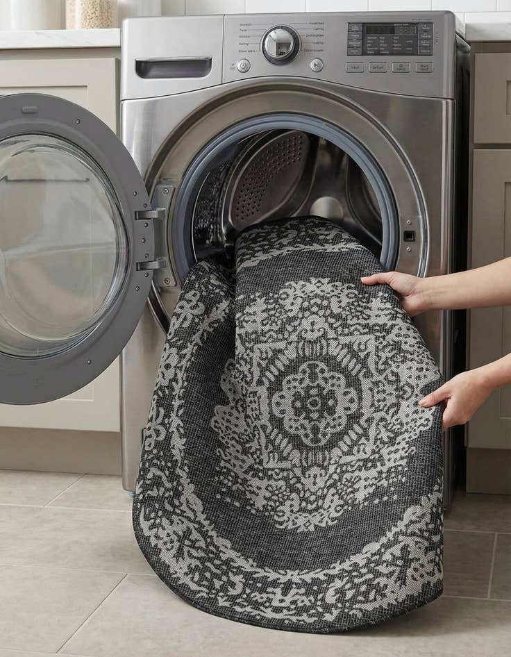 Detail image of 6' x 6'  Washable Traditional Indoor / Outdoor Round Rug