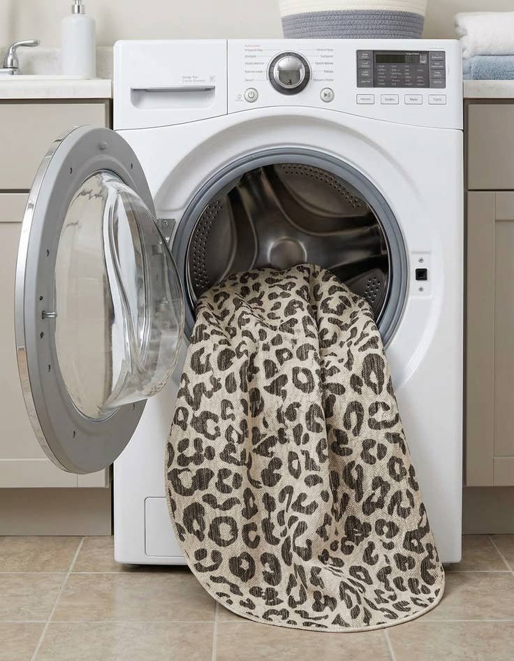 Detail image of  5' 3 x 8'  Washable Safari Indoor / Outdoor Oval Rug