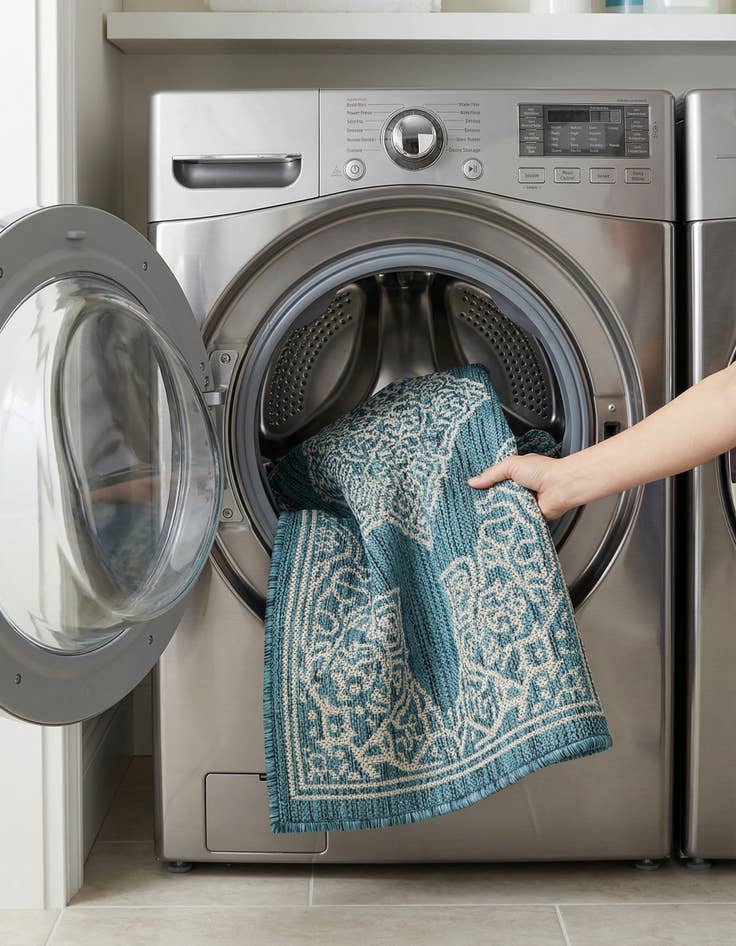 Detail image of 2' x 3'  Washable Traditional Indoor / Outdoor Rug