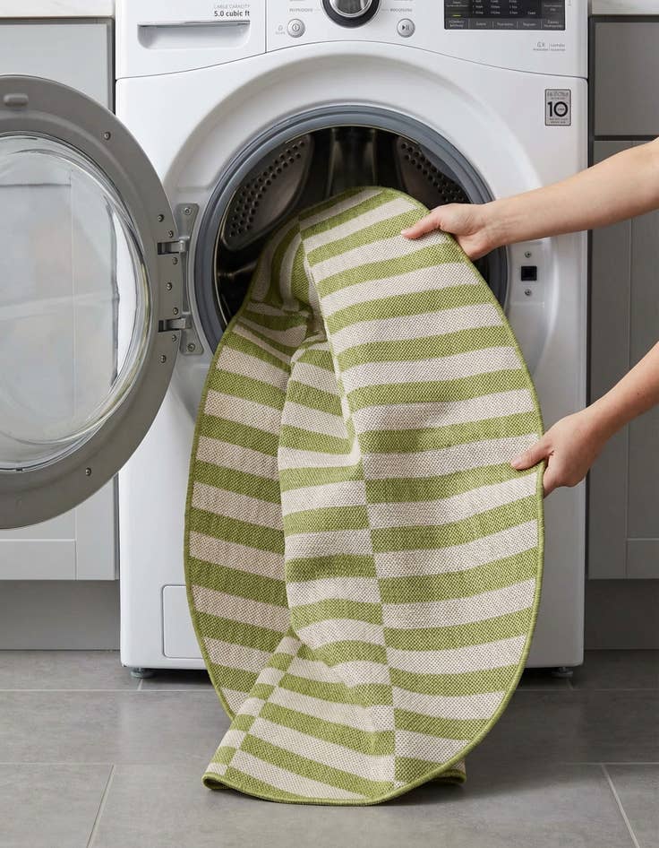 Detail image of 4' x 4'  Washable Striped Indoor / Outdoor Round Rug