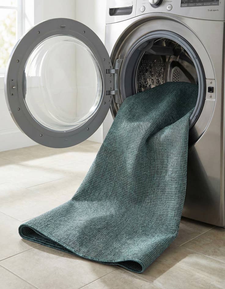 Detail image of 4' x 6'  Washable Solid Indoor / Outdoor Rug