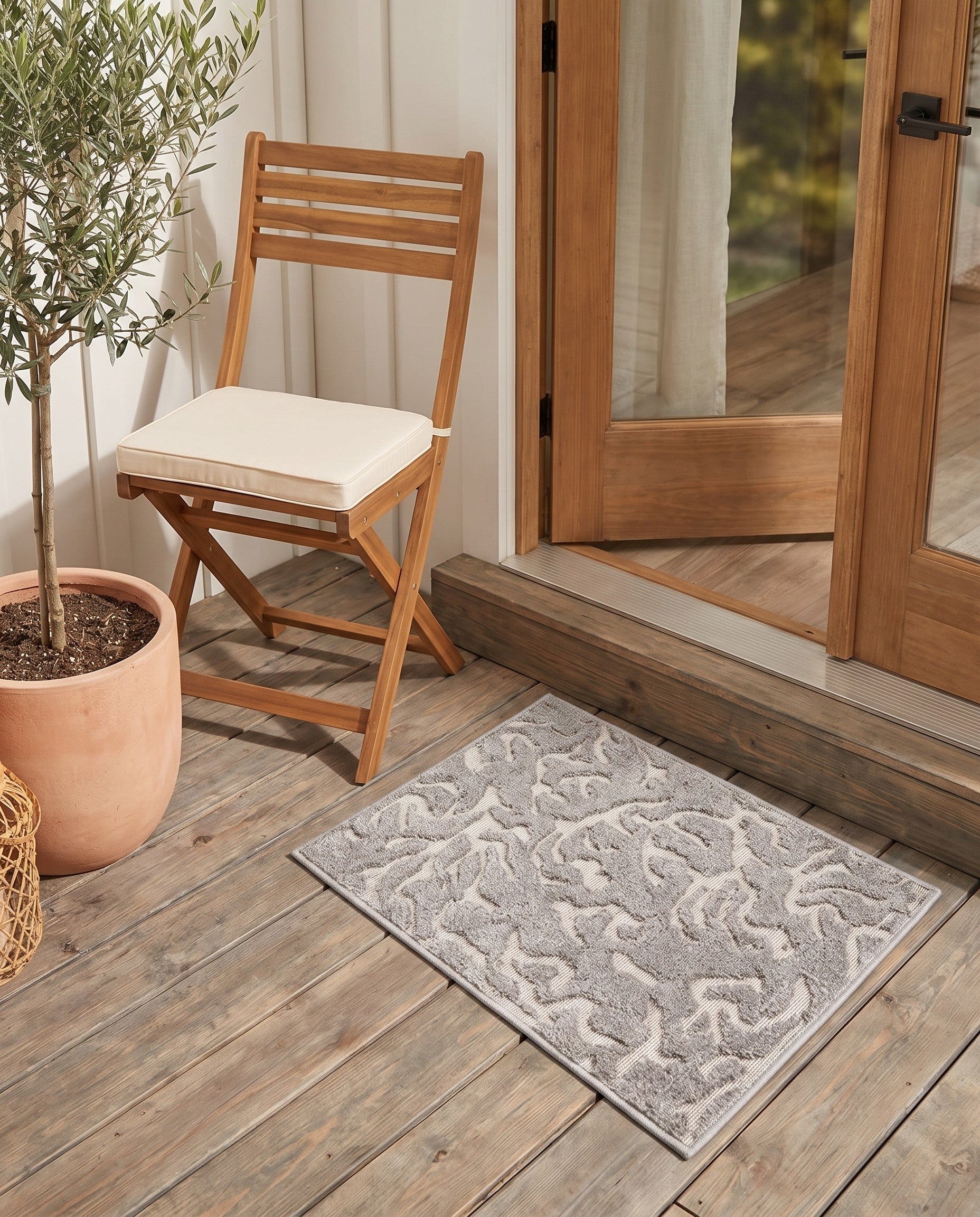 2' x 3' Easy-Clean Sabrina Soto Indoor / Outdoor Rug
