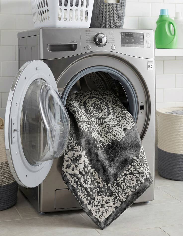 Detail image of 7' 10 x 7' 10  Washable Traditional Indoor / Outdoor Square Rug