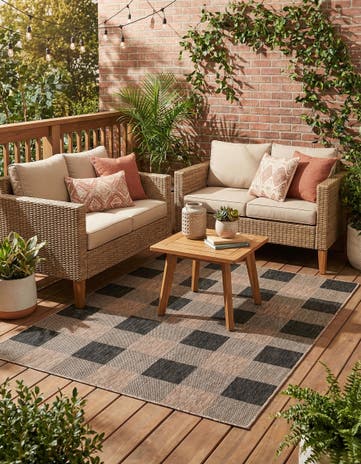 5' 3 x 7' Easy-Clean Checkered Indoor / Outdoor Rug