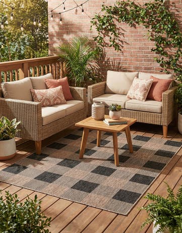 5' 3 x 7' Easy-Clean Checkered Indoor / Outdoor Rug