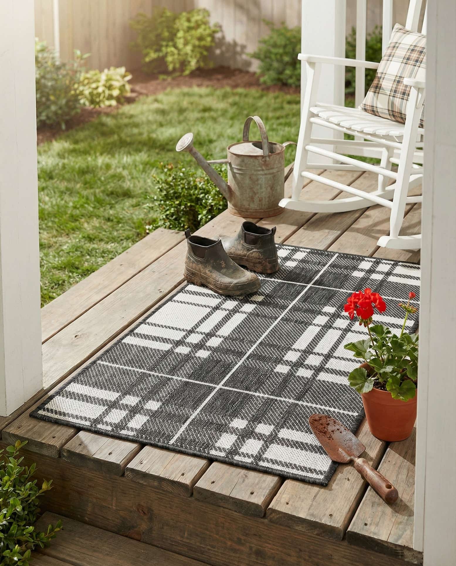 2' x 3' Easy-Clean Checkered Indoor / Outdoor Rug