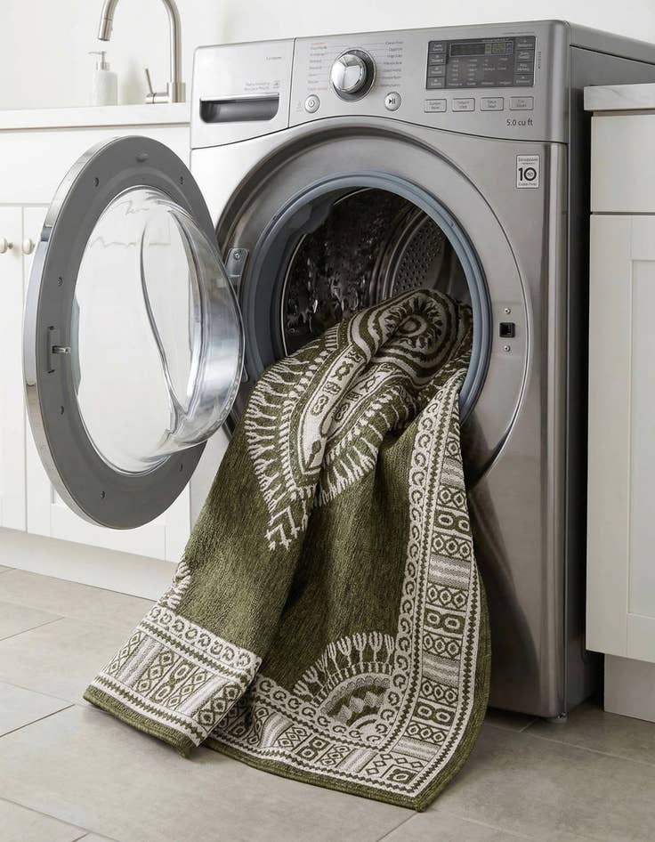 Detail image of  7' 10 x 10'  Washable Traditional Indoor / Outdoor Rug