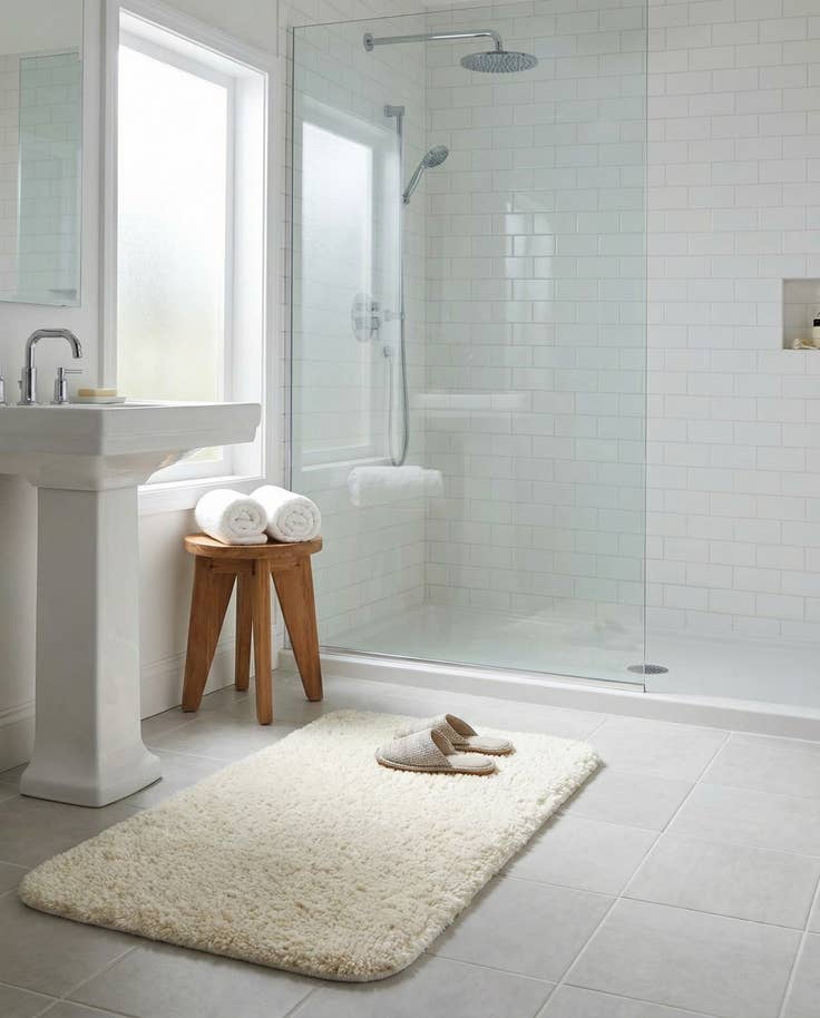 Detail image of 1' 8 x 2' 7 Bano Luxe Bath Mat