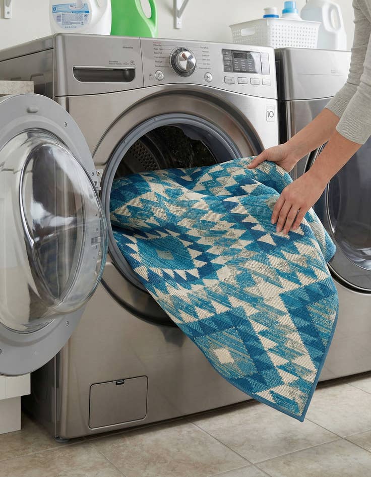 Detail image of 4' x 6'  Washable Southwestern Indoor / Outdoor Rug