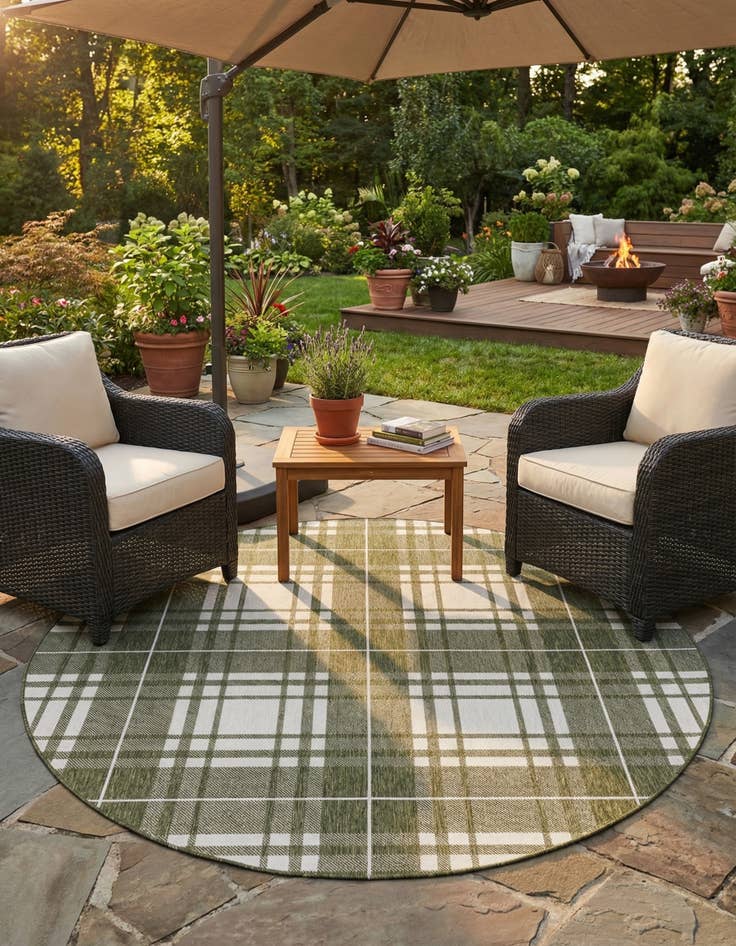 Detail image of  7' 10 x 7' 10  Washable Checkered Indoor / Outdoor Round Rug
