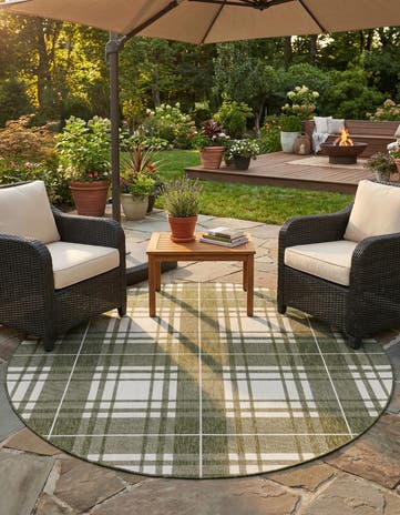 7' 10 x 7' 10 Easy-Clean Checkered Indoor / Outdoor Round Rug