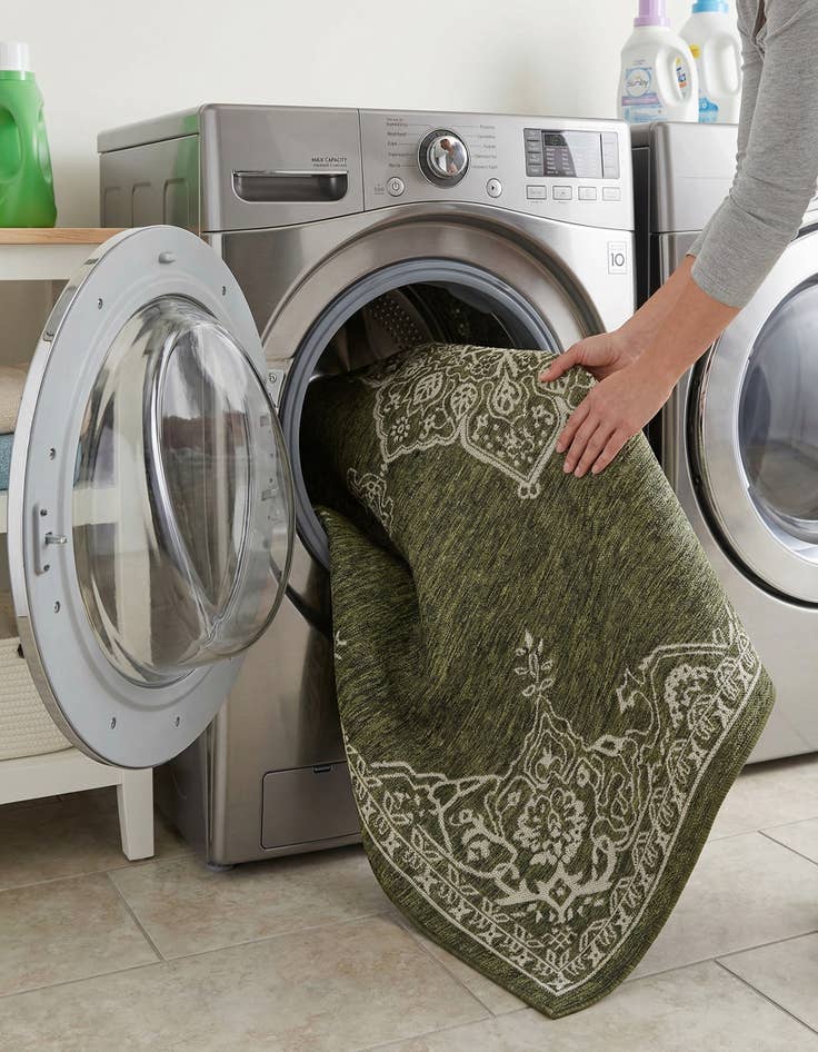 Detail image of  7' 10 x 10'  Washable Traditional Indoor / Outdoor Rug