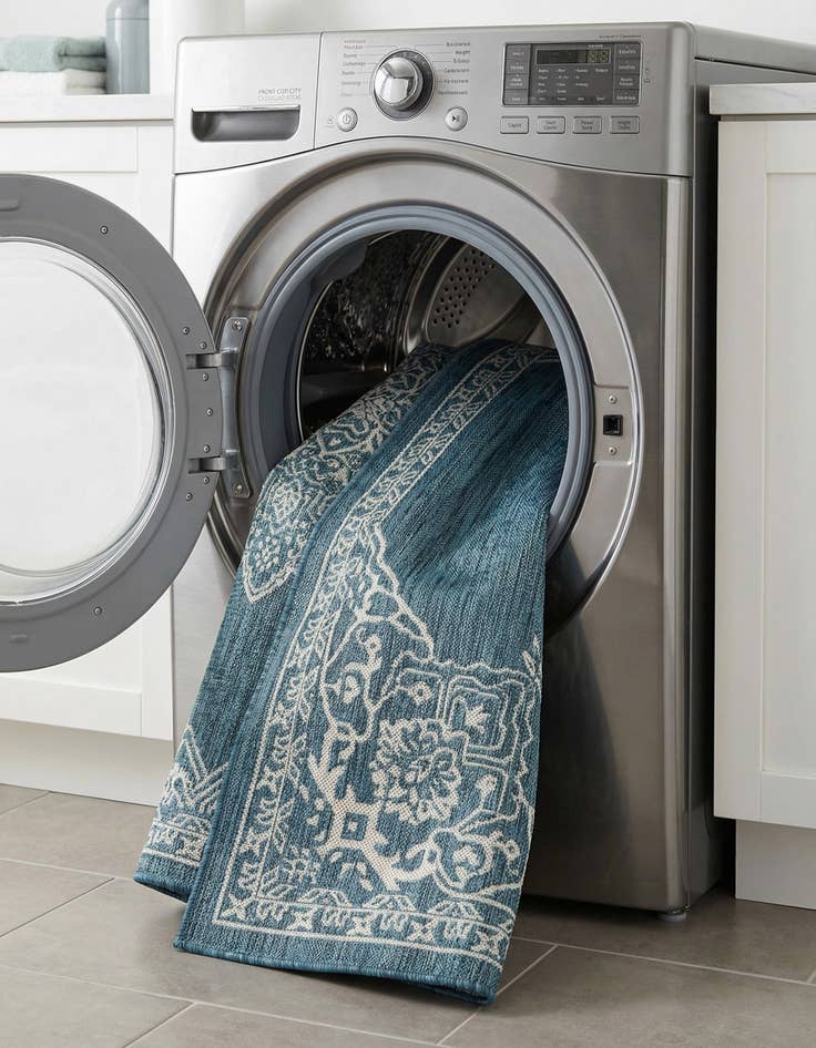 Detail image of  7' 10 x 7' 10  Washable Traditional Indoor / Outdoor Square Rug