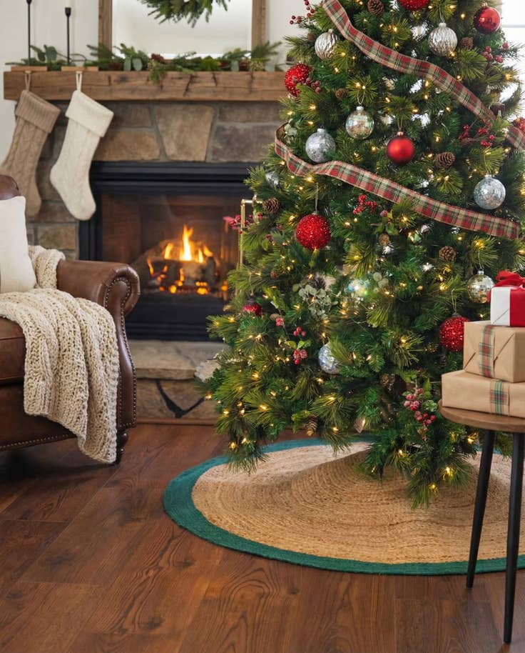 Detail image of 4' 1 x 4' 1 Hand Braided Christmas Tree Skirt