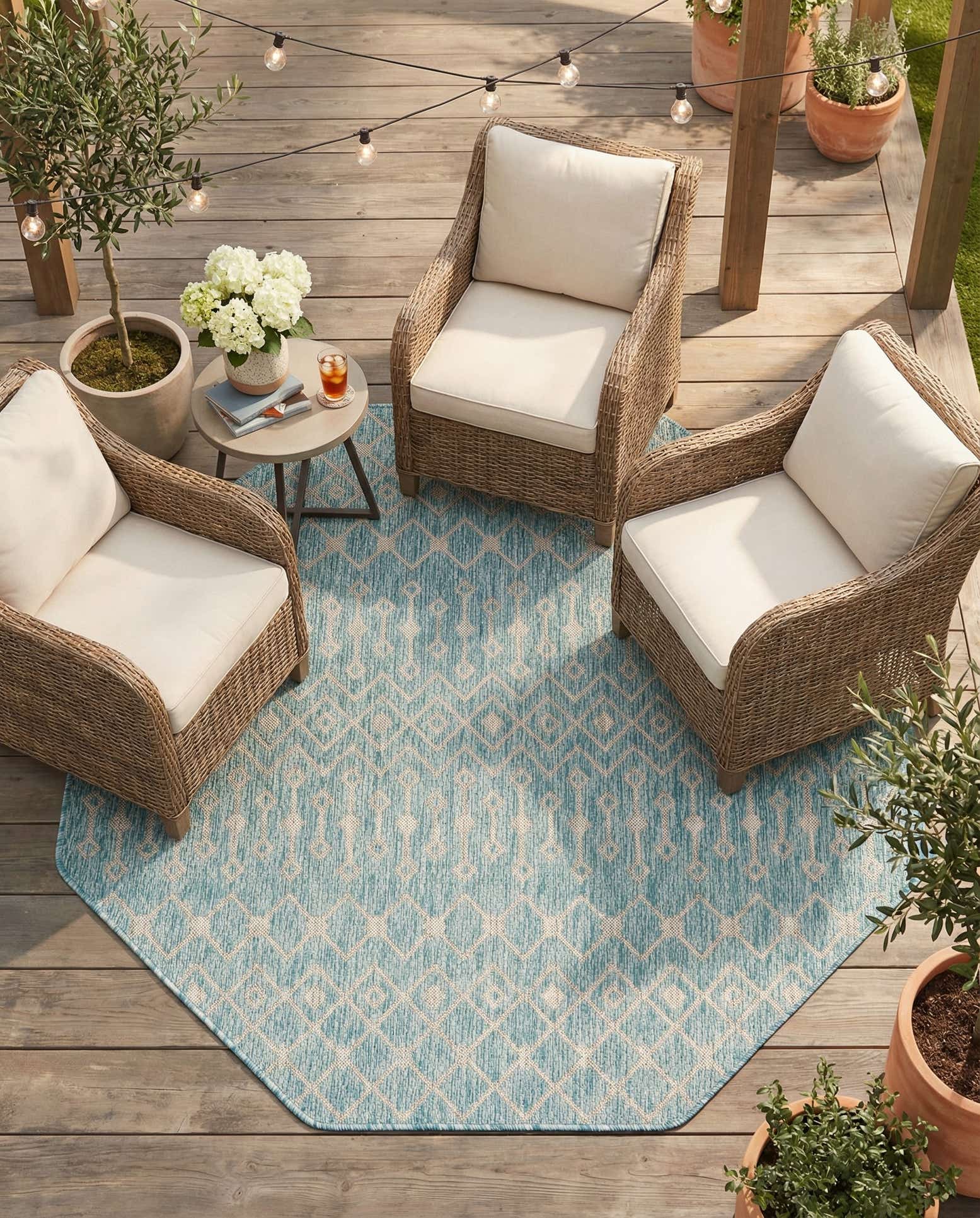 5' 3 x 5' 3 Easy-Clean Trellis Indoor / Outdoor Octagon Rug