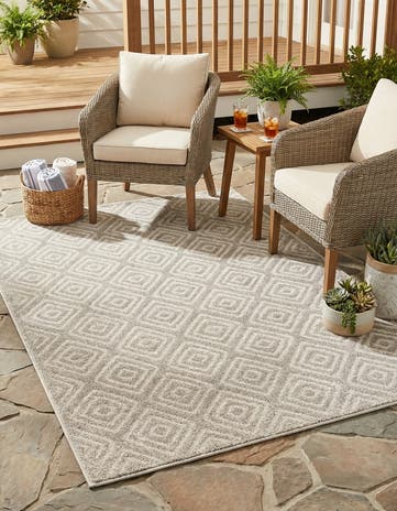 4' x 6' Easy-Clean Sabrina Soto Indoor / Outdoor Rug