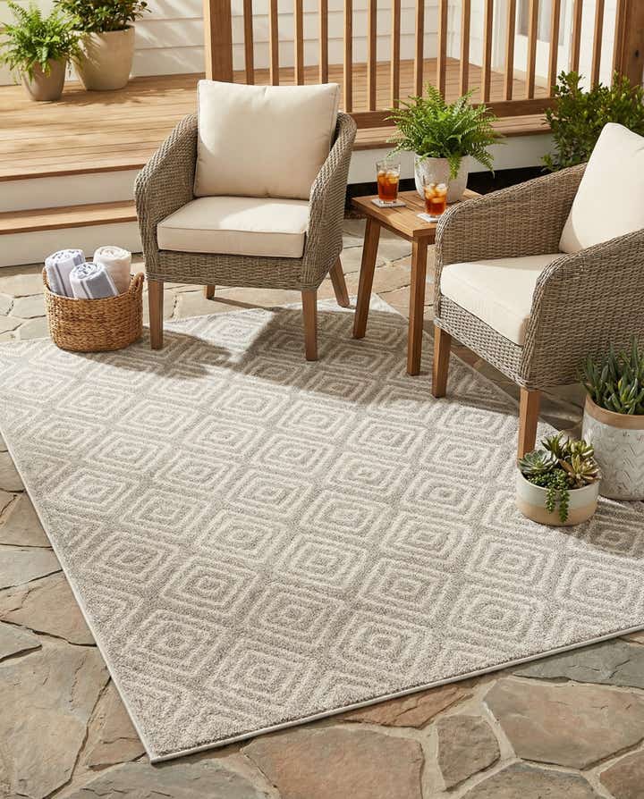 4' x 6' Easy-Clean Sabrina Soto Indoor / Outdoor Rug