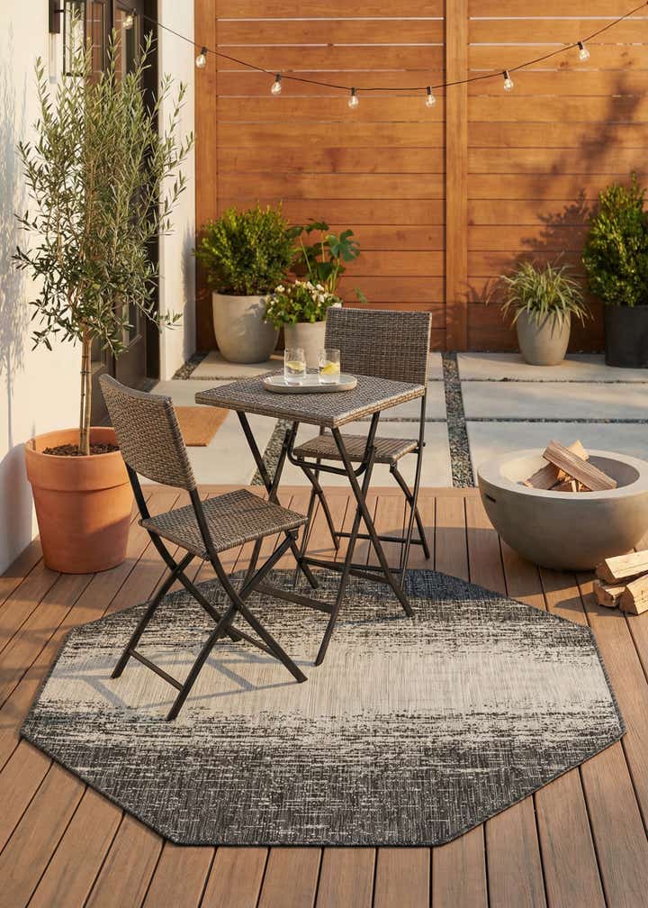 5' 3 x 5' 3 Easy-Clean Modern Indoor / Outdoor Octagon Rug