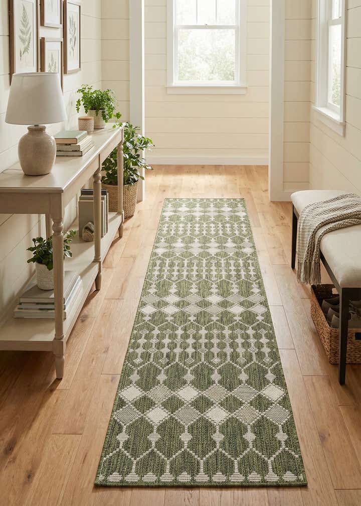 2' 7 x 10' Easy-Clean Trellis Indoor / Outdoor Runner Rug