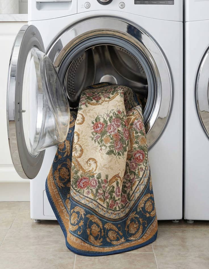 Detail image of 3' x 3'  Washable Traditional Indoor / Outdoor Round Rug