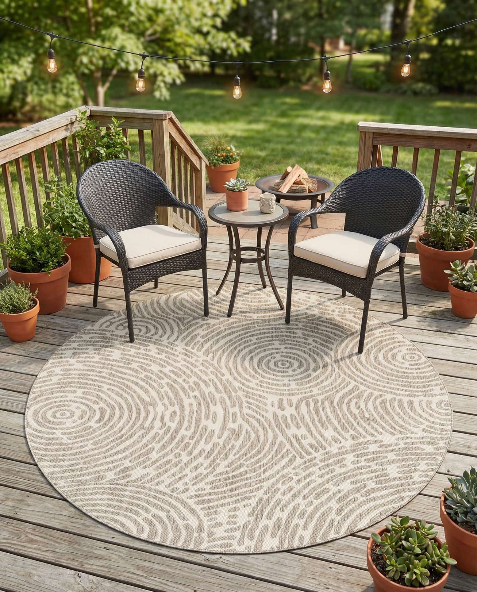7' 10 x 7' 10 Easy-Clean Modern Indoor / Outdoor Round Rug