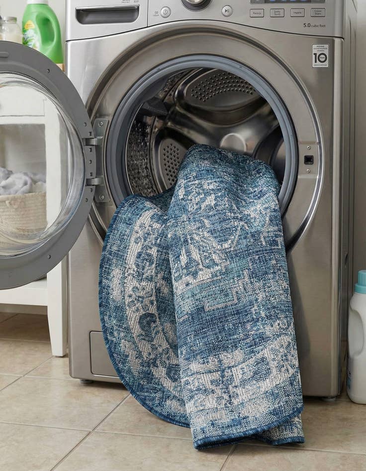 Detail image of 4' x 4'  Washable Traditional Indoor / Outdoor Round Rug