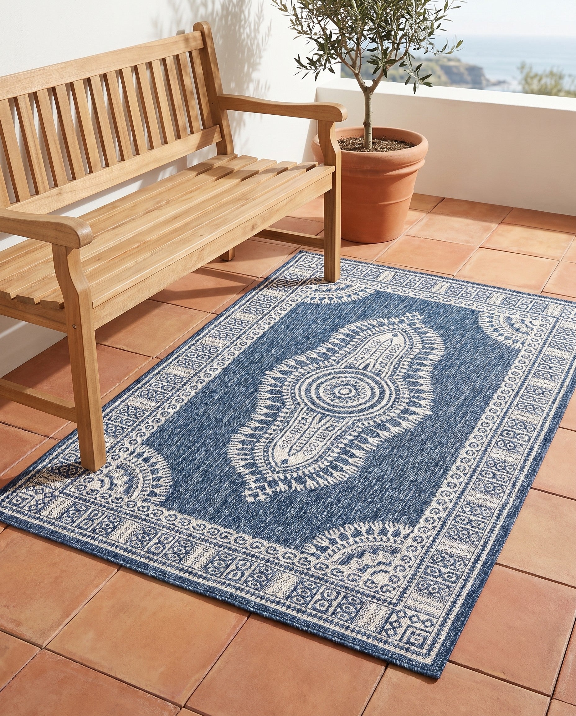 4' x 6' Easy-Clean Traditional Indoor / Outdoor Rug