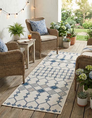 2' x 6' Easy-Clean Lattice Indoor / Outdoor Runner Rug