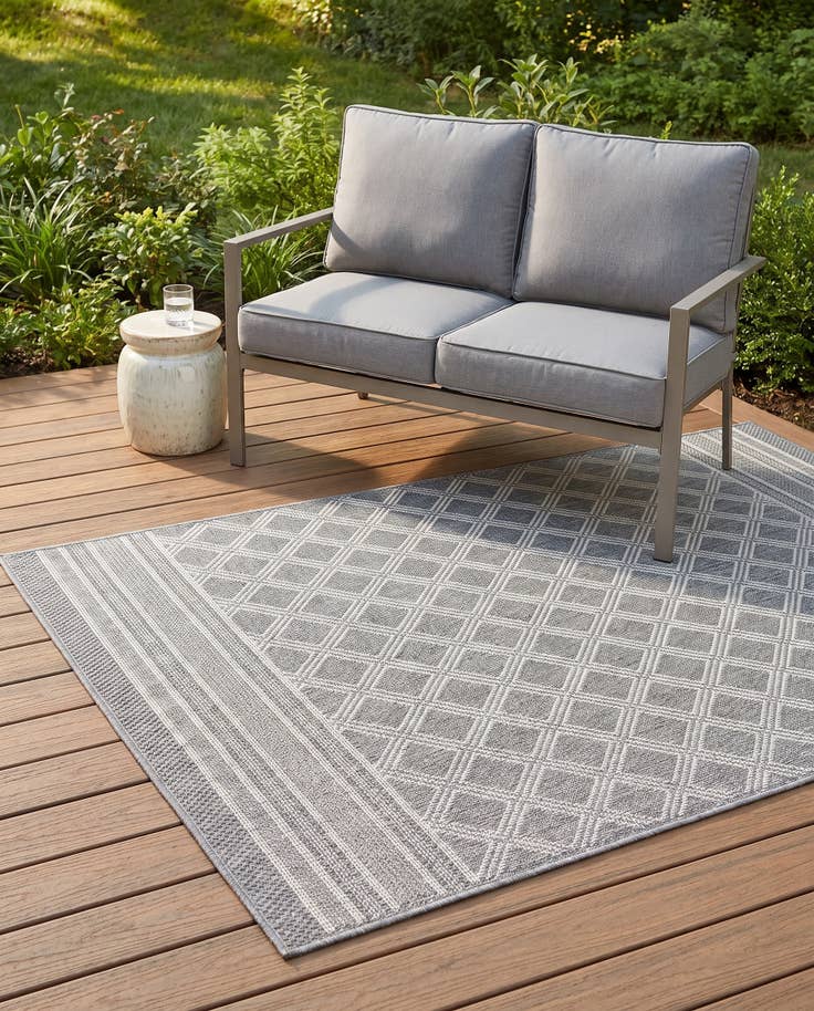 Detail image of 4' 1 x 6' 1 Easy-Clean Lattice Indoor / Outdoor Rug